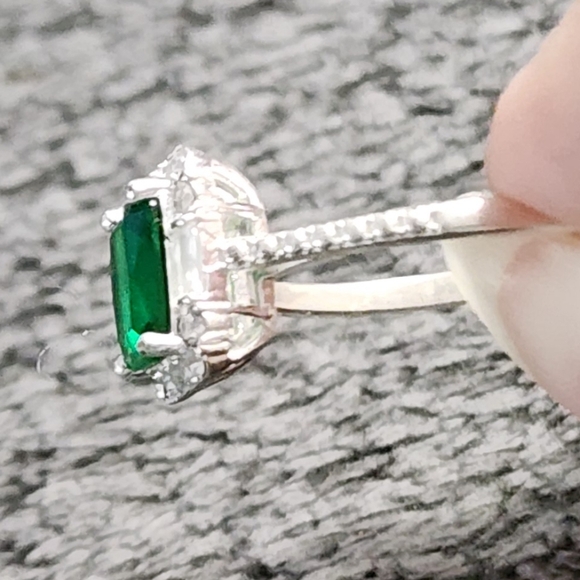 Silvertone and Green Gemstone Ring - Picture 4 of 8